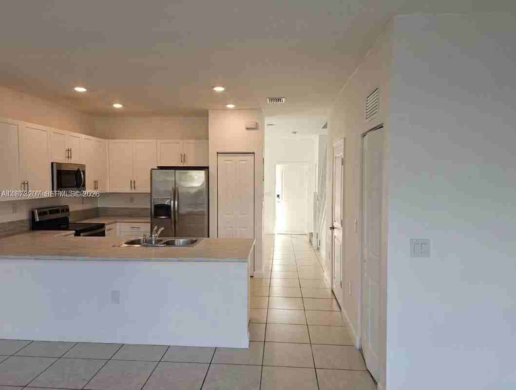 607 Ne 208th Ter - Photo 3 of 25