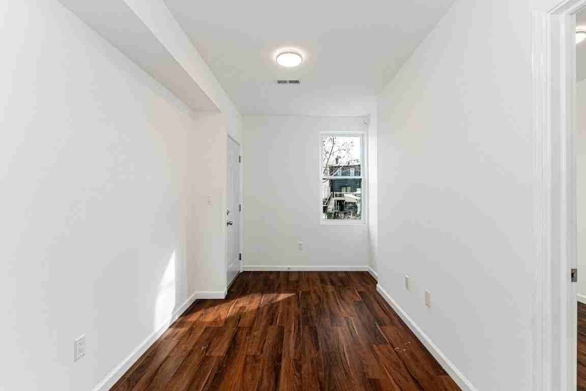 1838 C St Se - Photo 3 of 23