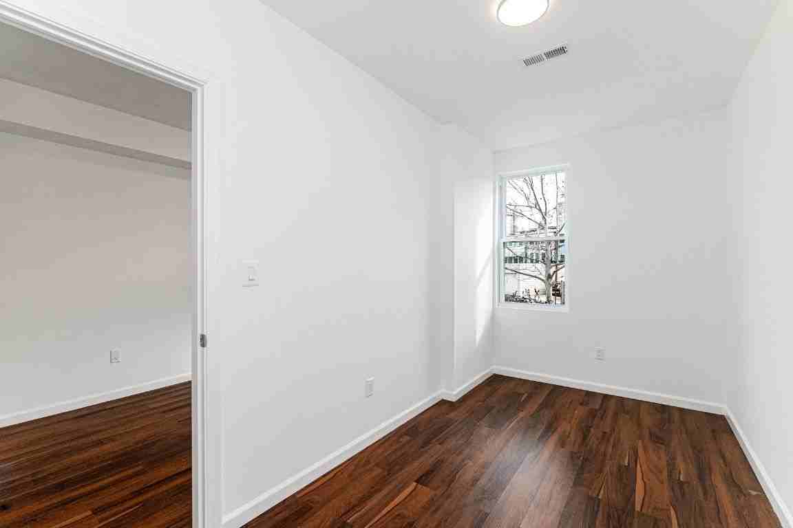 1838 C St Se - Photo 5 of 23