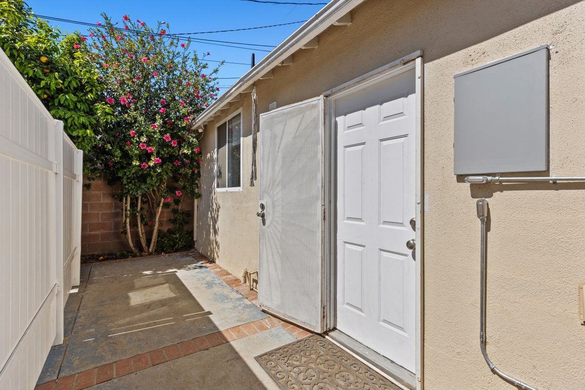 19403 Welby Way - Photo 2 of 16