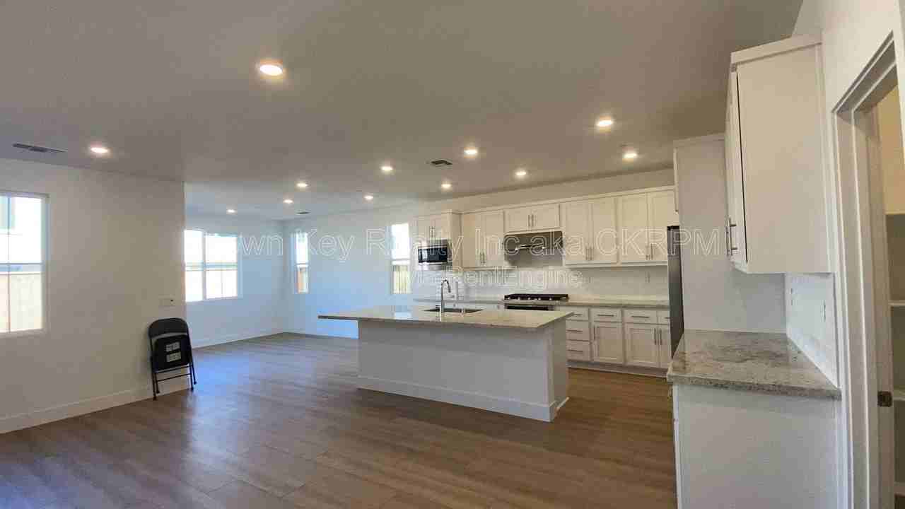 2703 Joshua St - Photo 4 of 25