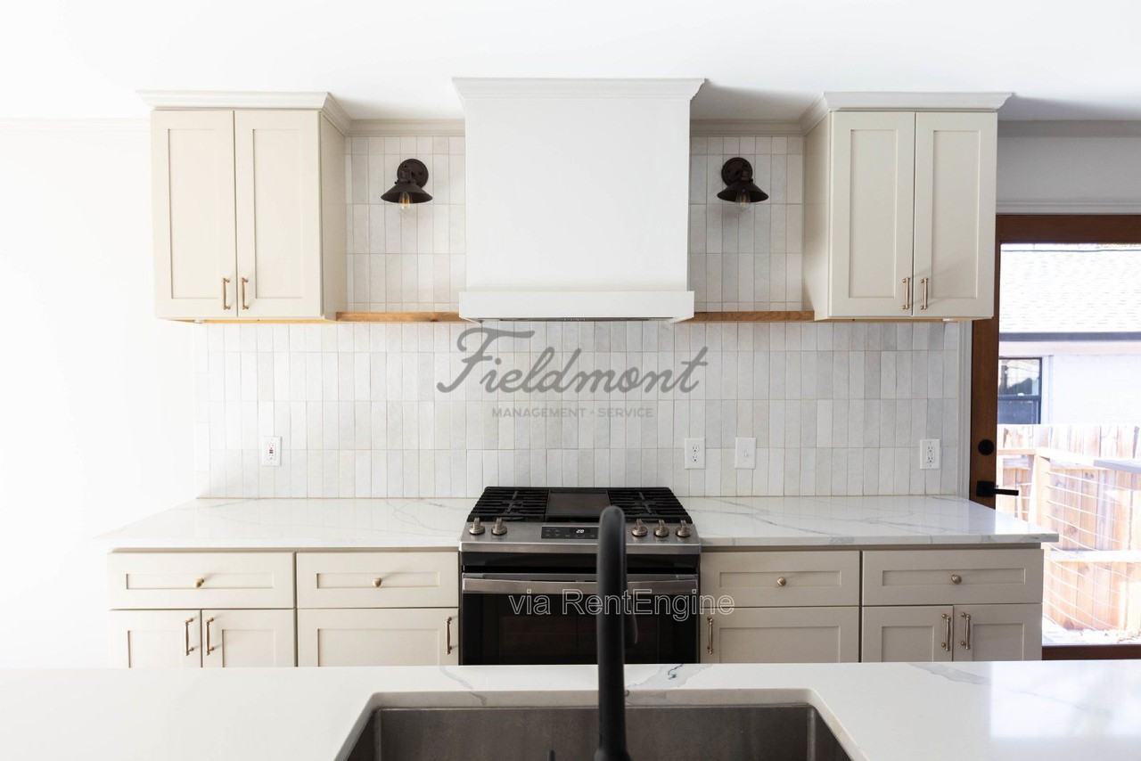 414 Birnie St - Photo 7 of 18