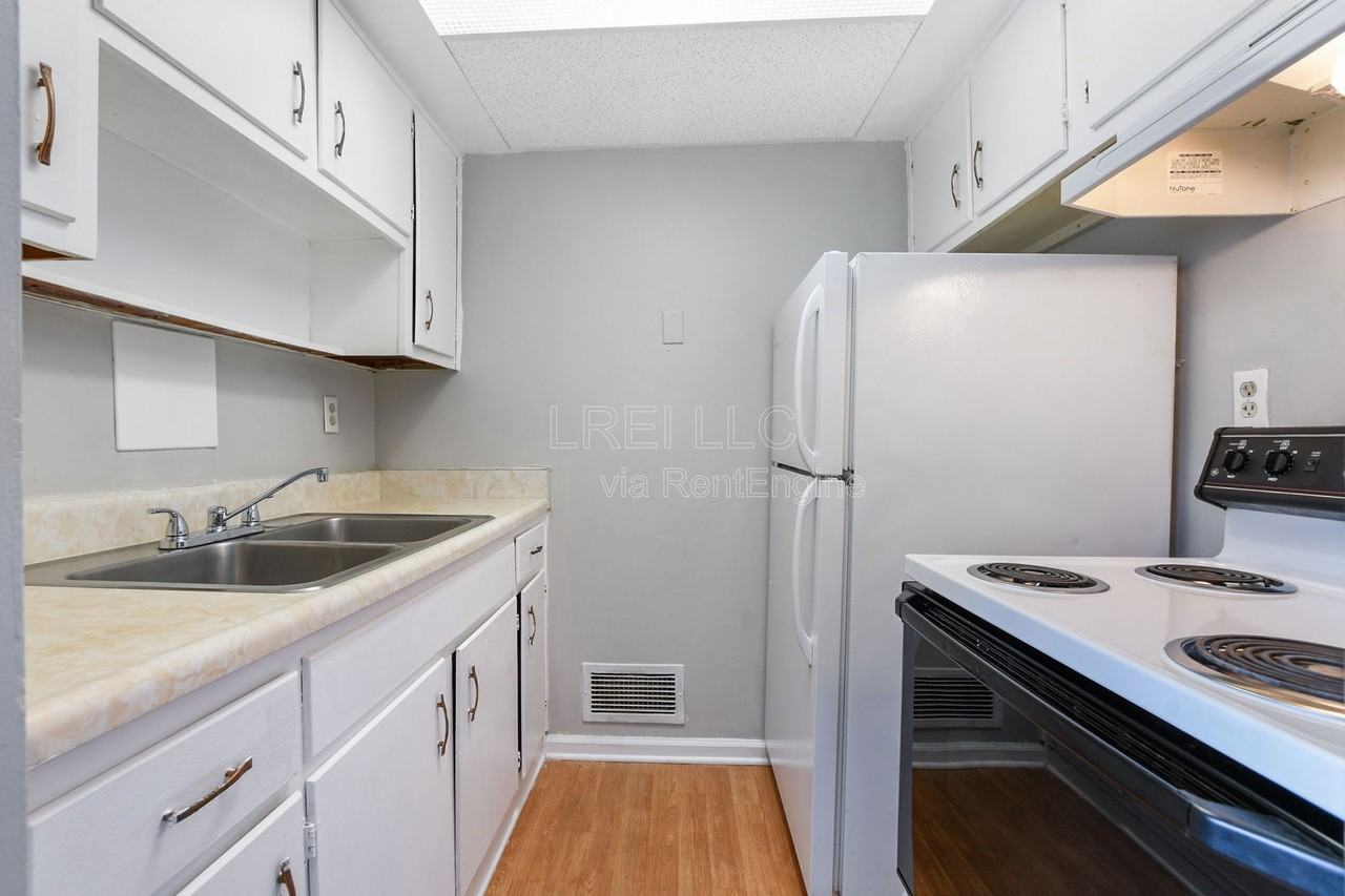 118 W Ormsby Ave #A1 - Photo 3 of 11