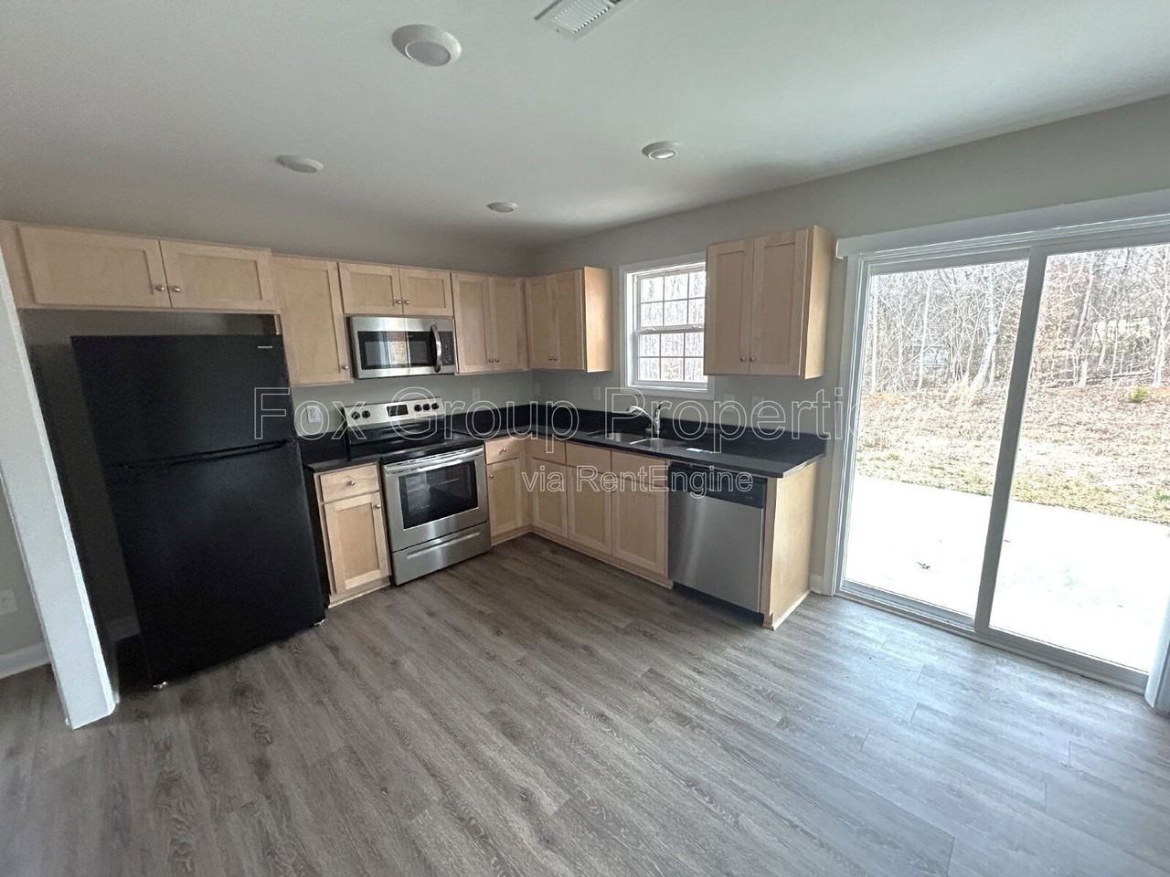 566 Kirk St - Photo 5 of 14