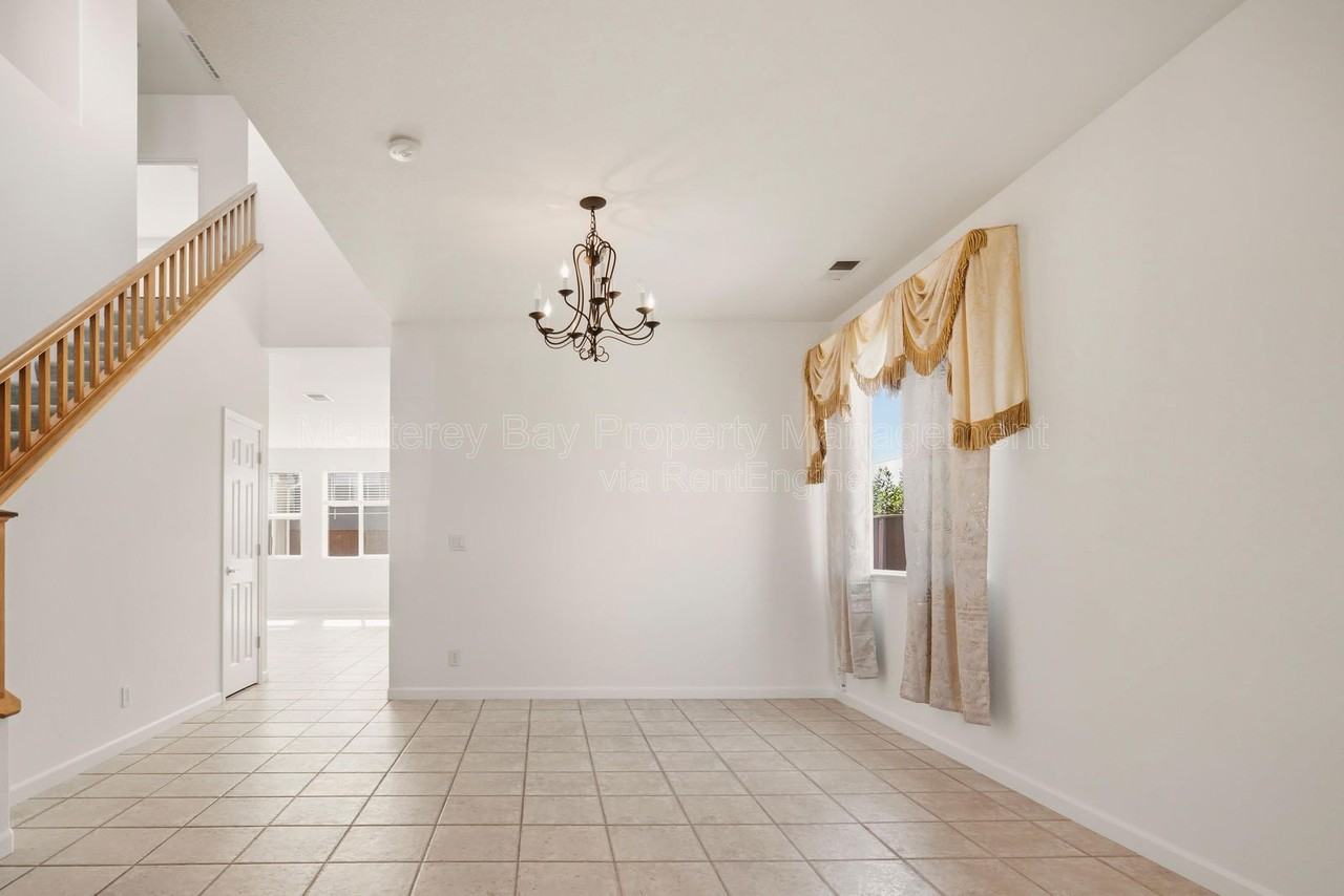 4725 Sea Ridge Ct - Photo 4 of 48