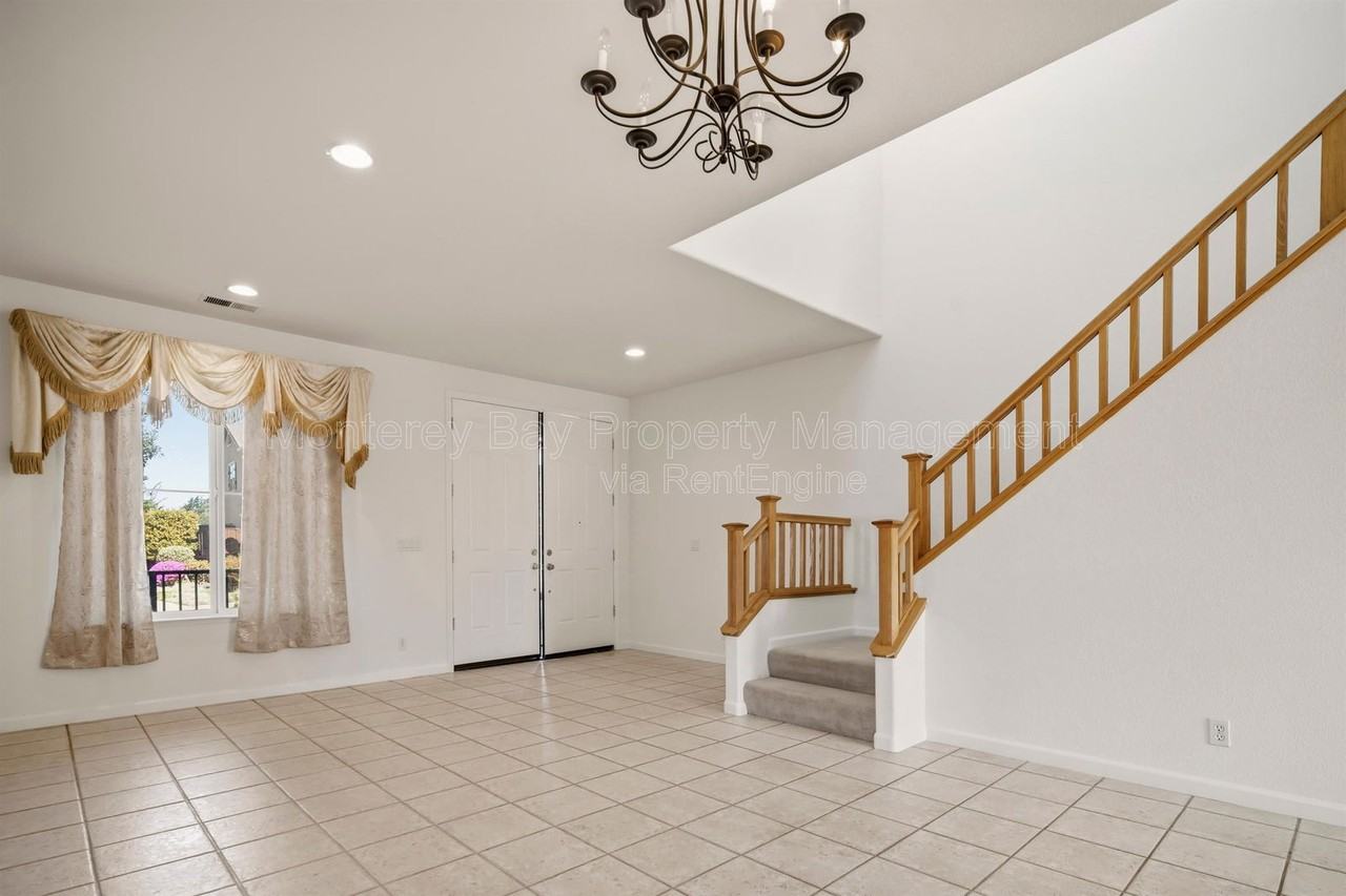 4725 Sea Ridge Ct - Photo 5 of 48