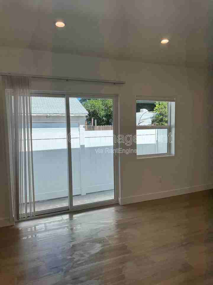 19229 Friar St - Photo 5 of 29