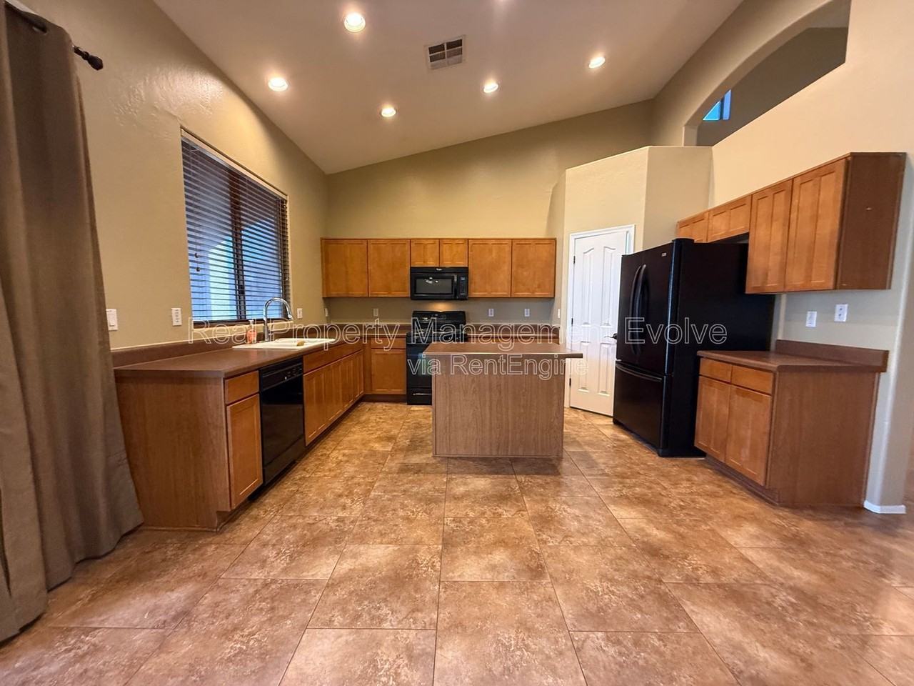 8014 W Pima St - Photo 6 of 43