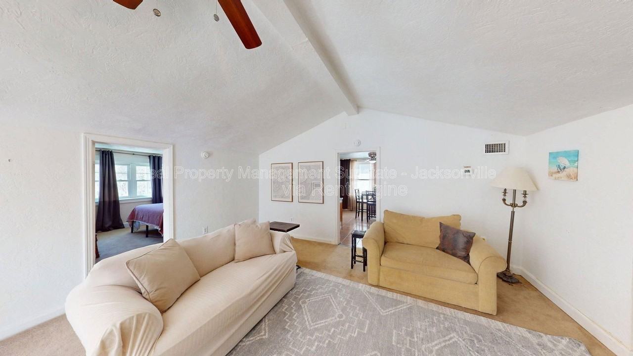 229 W 10th St - Photo 5 of 17