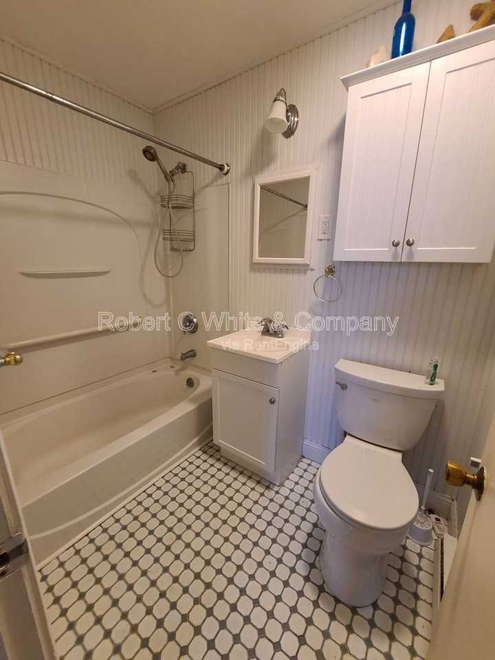 1622 Farmington Ave #8 - Photo 7 of 11