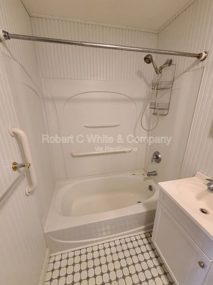 1622 Farmington Ave #8 - Photo 7 of 11