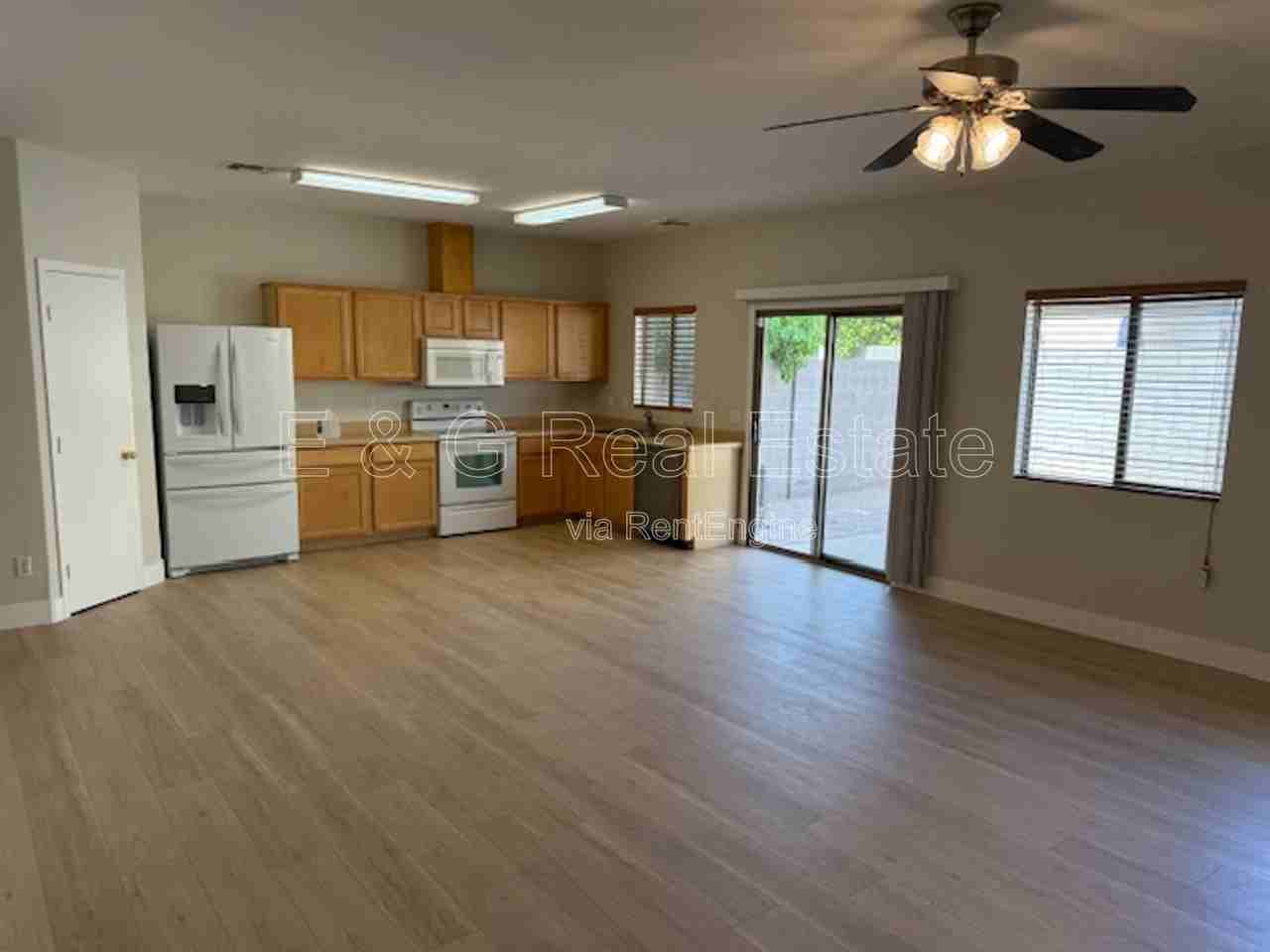 7042 W Mercer Ln - Photo 2 of 18