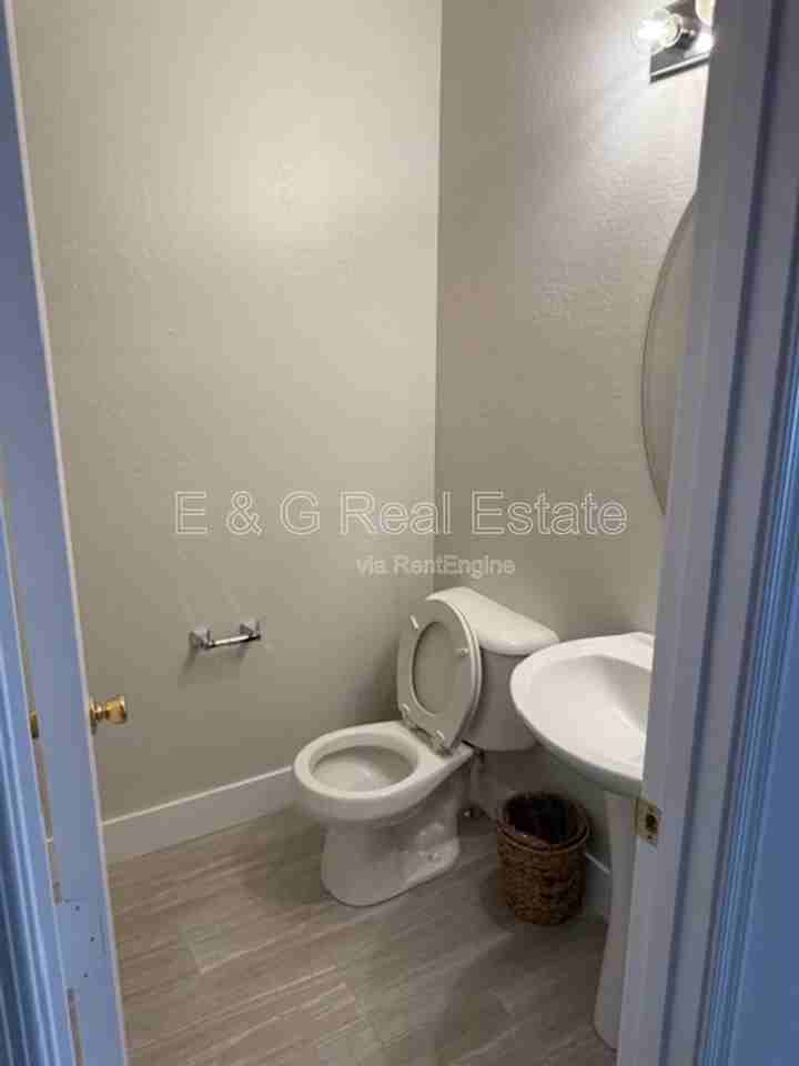 7042 W Mercer Ln - Photo 4 of 18