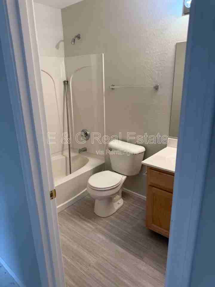 7042 W Mercer Ln - Photo 5 of 18