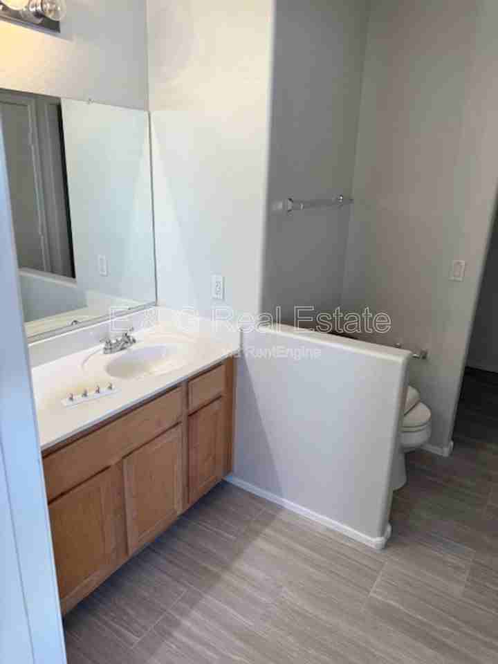 7042 W Mercer Ln - Photo 6 of 18