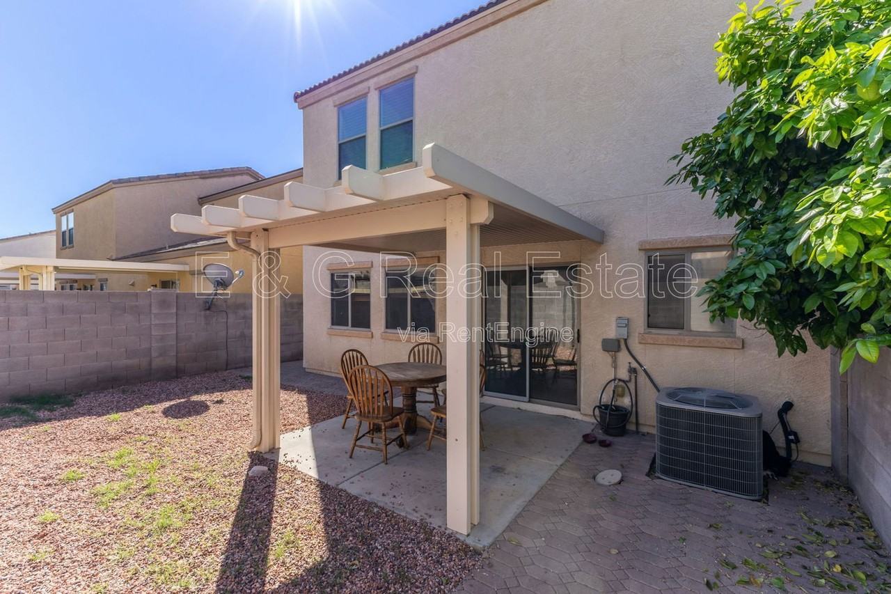 7042 W Mercer Ln - Photo 7 of 18