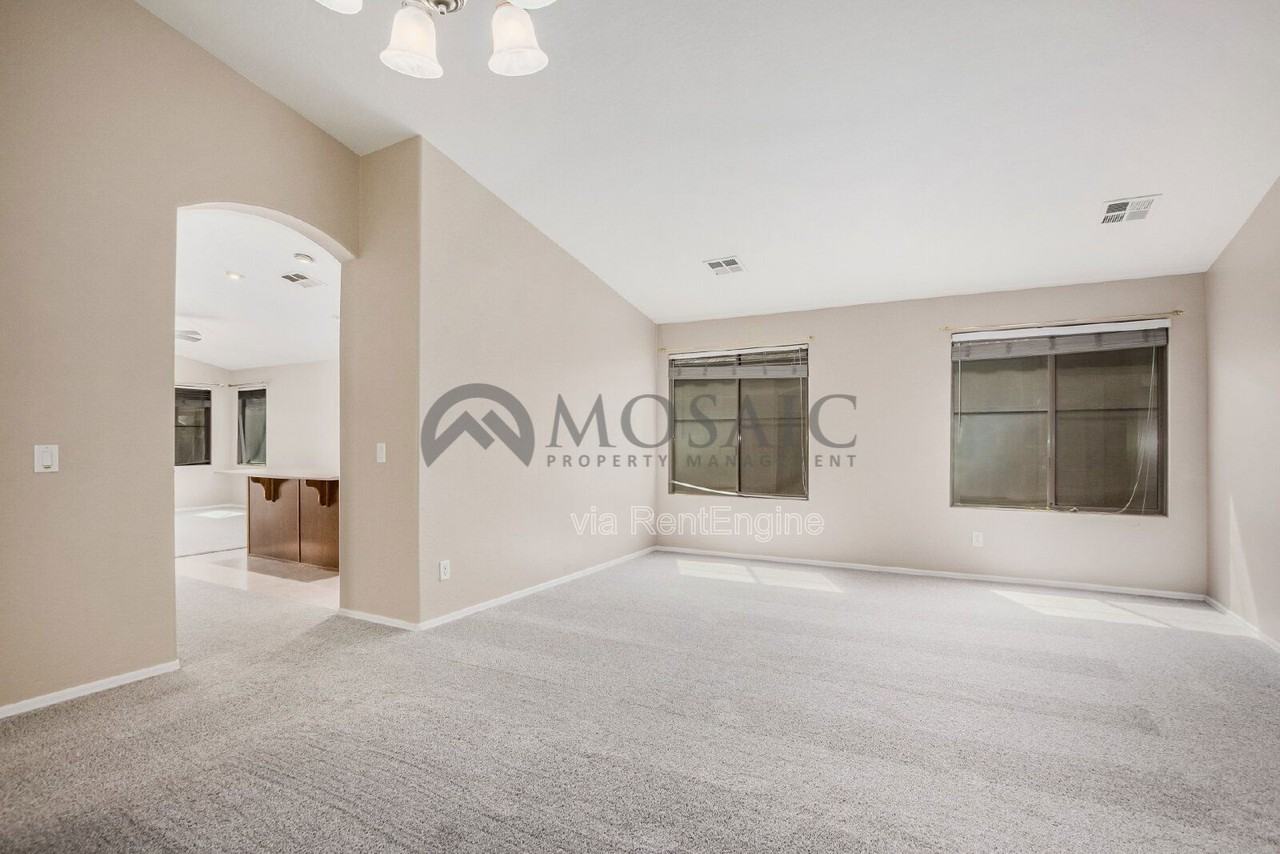 7019 S 45th Ave - Photo 3 of 30