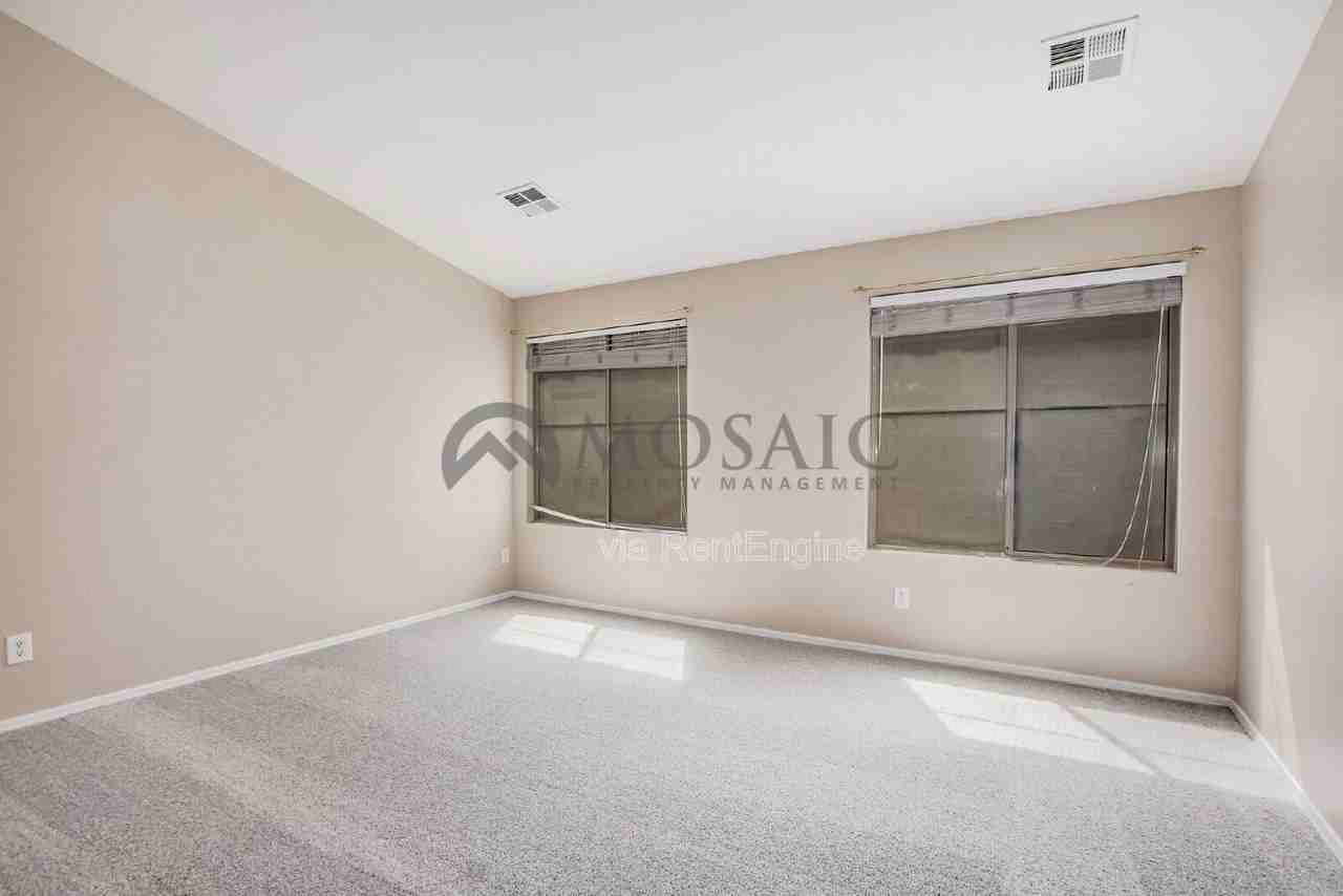 7019 S 45th Ave - Photo 4 of 30