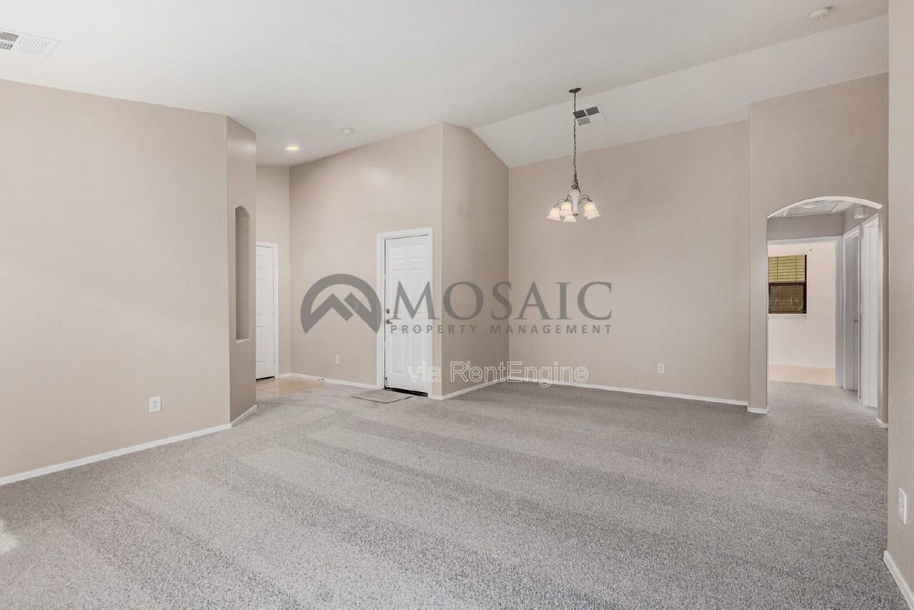 7019 S 45th Ave - Photo 6 of 30