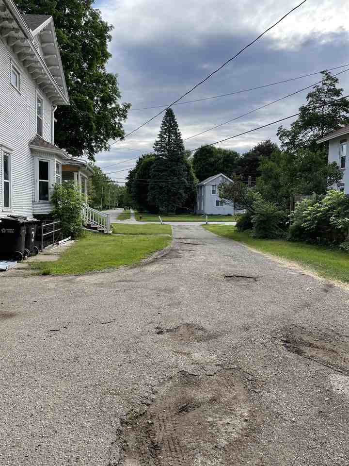 319 Evans St - Photo 4 of 20