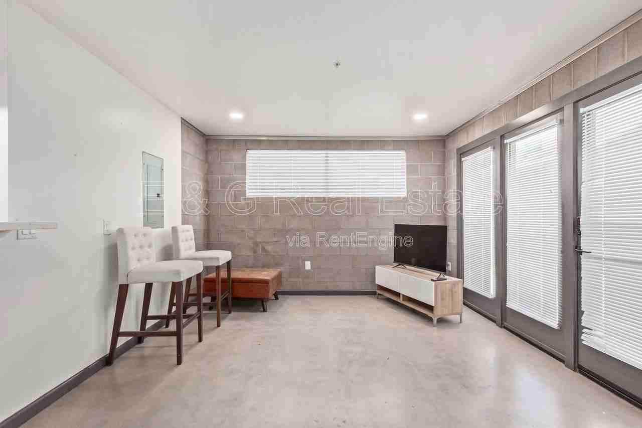 129 N 11th Ave #1B - Photo 4 of 17