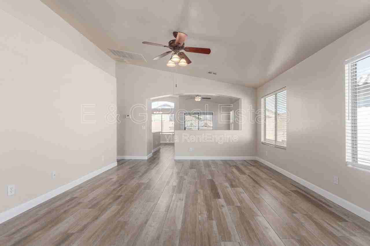 15820 W Monroe St - Photo 4 of 24