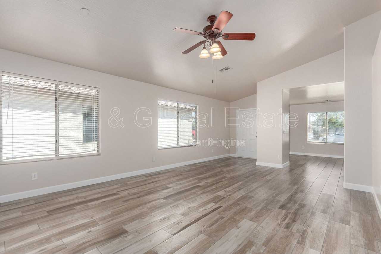 15820 W Monroe St - Photo 5 of 24