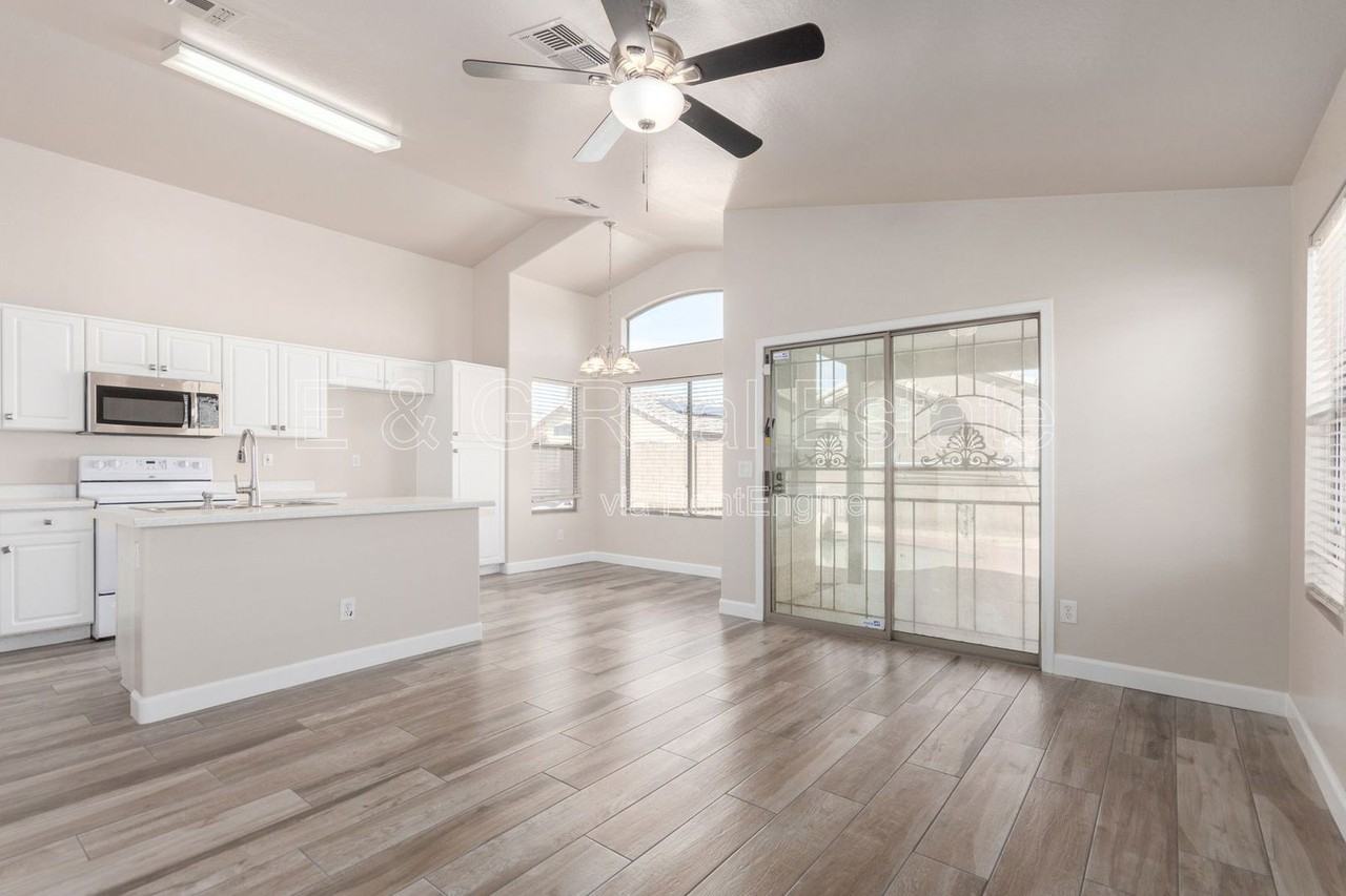 15820 W Monroe St - Photo 7 of 24