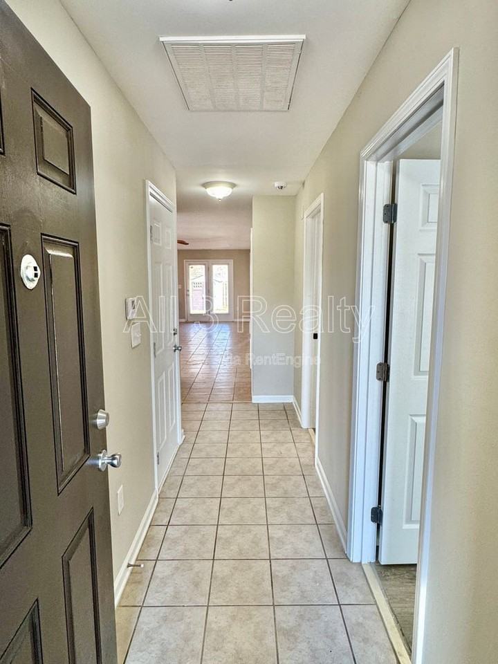 436 Park Lake Dr - Photo 4 of 28