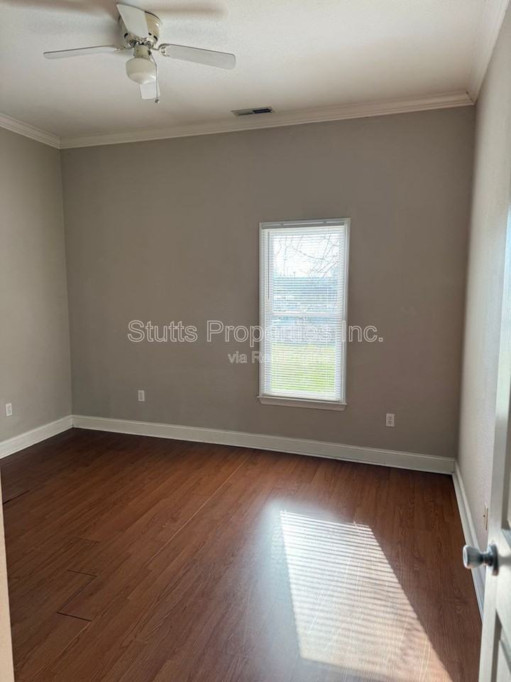 202 S Cave St #102 - Photo 3 of 12