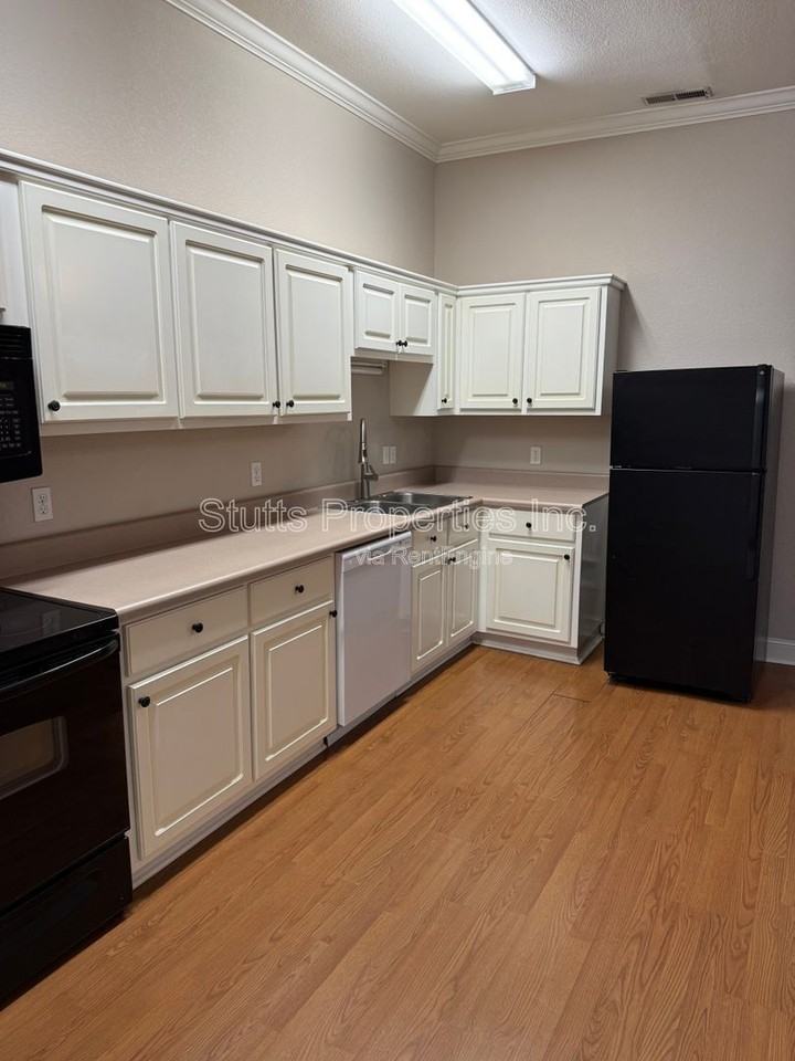 202 S Cave St #102 - Photo 4 of 12