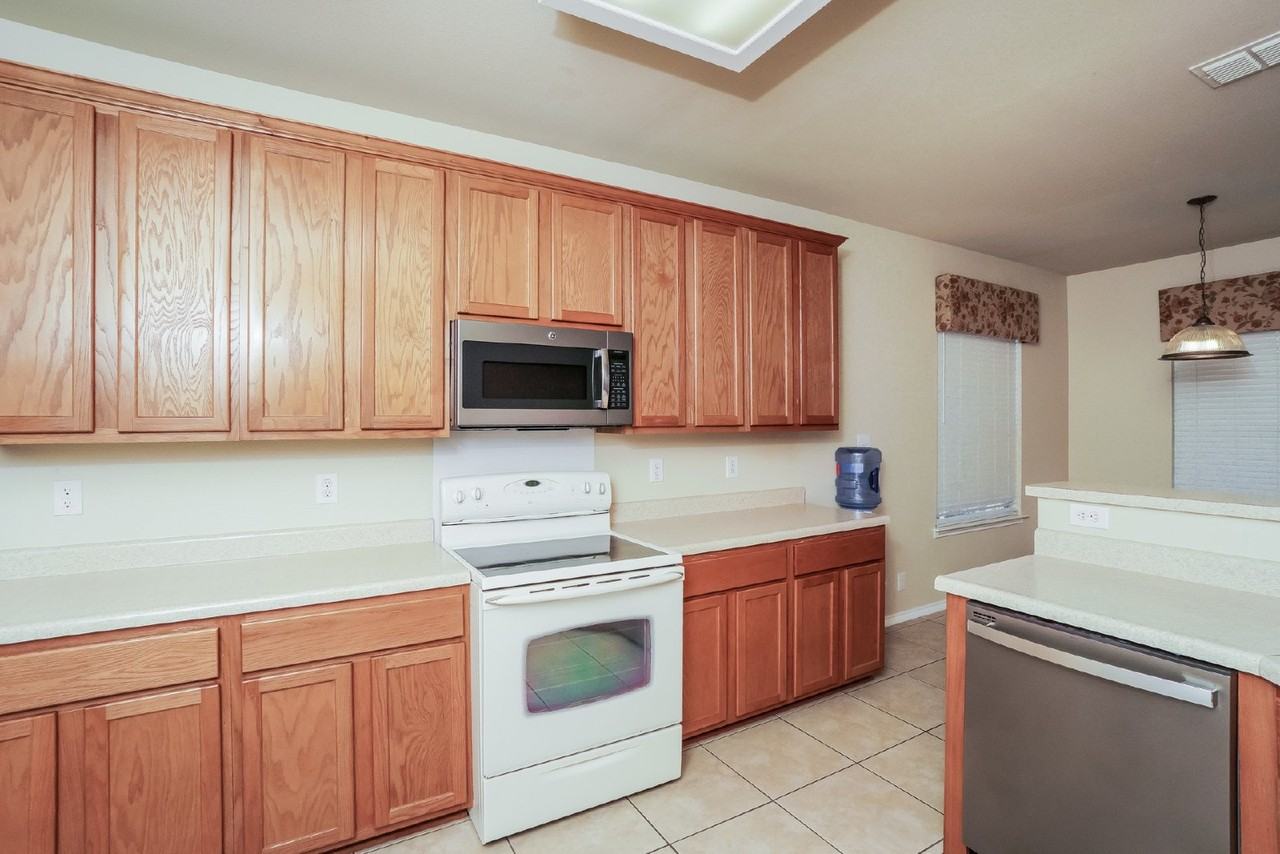 17027 Darien Wing - Photo 7 of 21