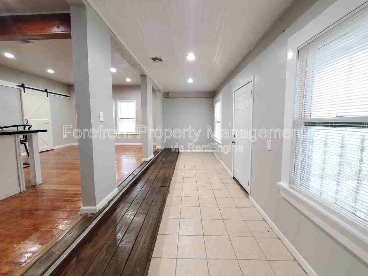 933 Lamar St - Photo 7 of 25