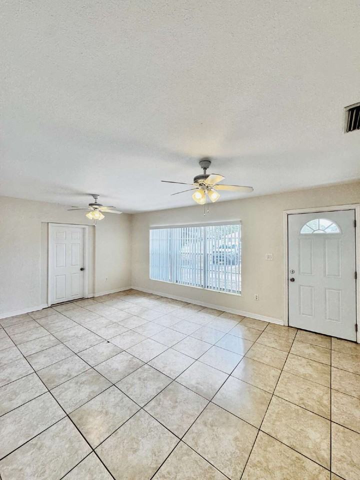 8125 San Carlos Blvd - Photo 5 of 34