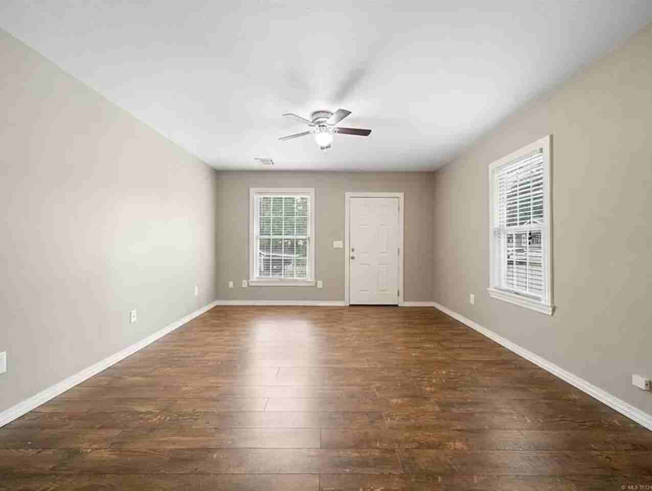 3113 E 12th St - Photo 4 of 19