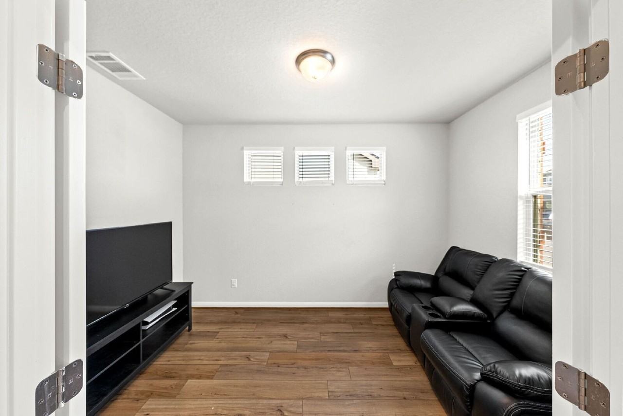 11623 Folsom Pass - Photo 5 of 48