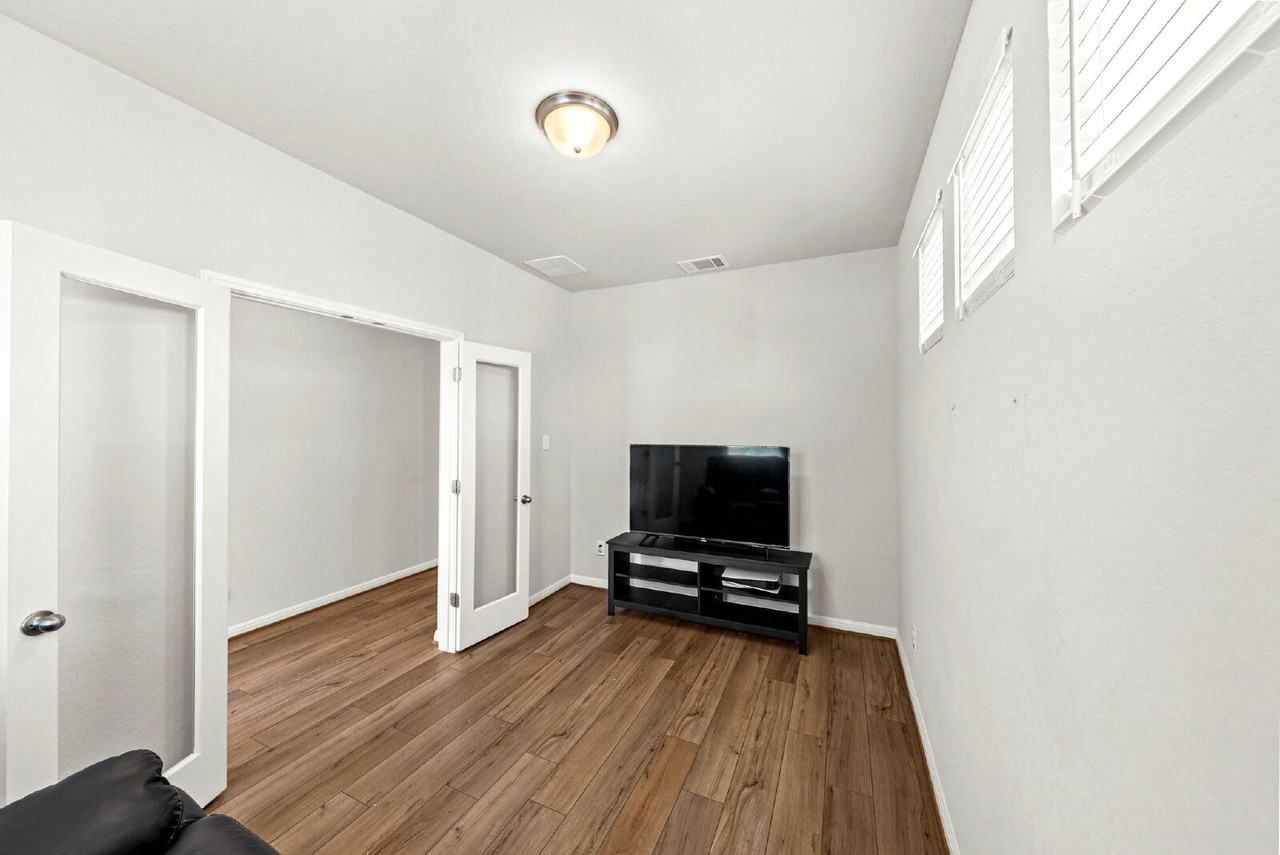 11623 Folsom Pass - Photo 6 of 48