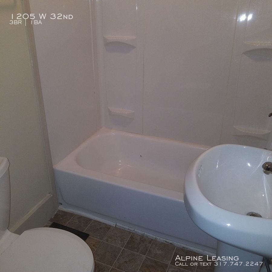 1205 W 32nd St - Photo 3 of 7