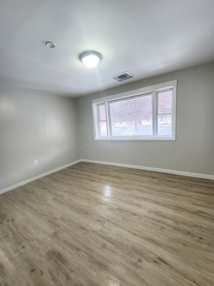 318 E Main St #B - Photo 4 of 9