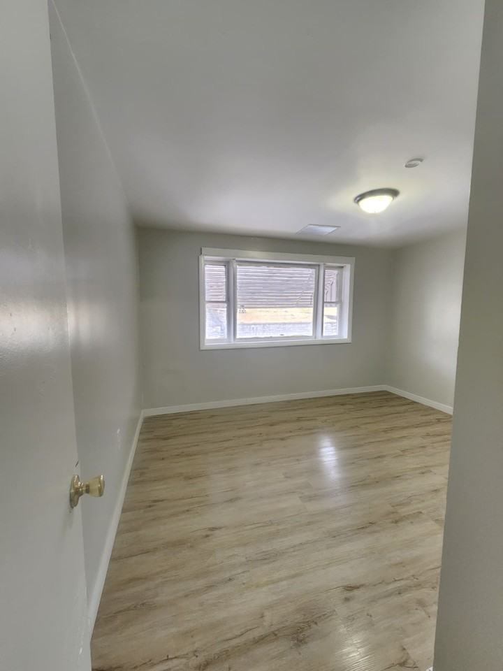 318 E Main St #B - Photo 5 of 9