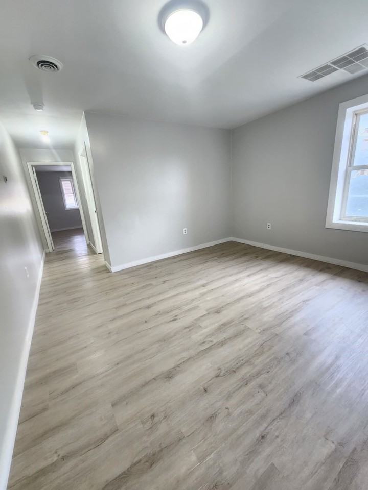 318 E Main St #B - Photo 6 of 9