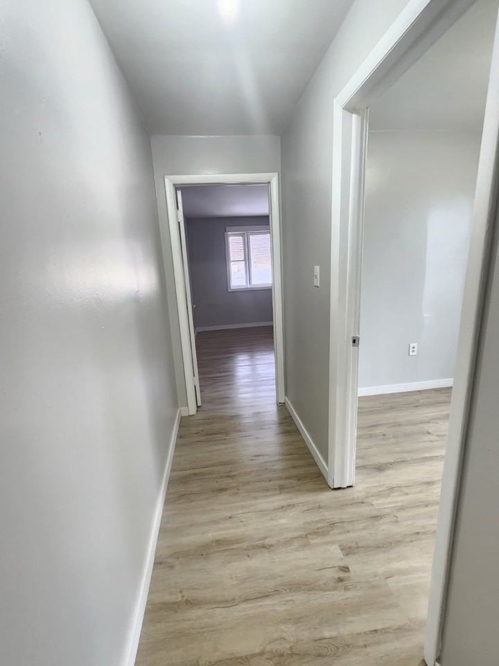 318 E Main St #B - Photo 7 of 9