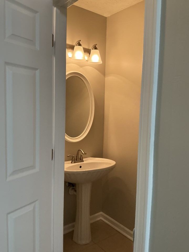 5553 Strathmoor Manor Cir #NA - Photo 3 of 17