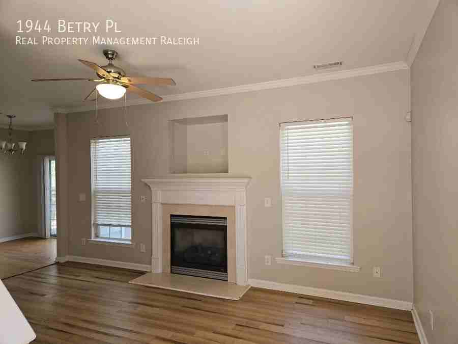 1944 Betry Pl - Photo 2 of 12
