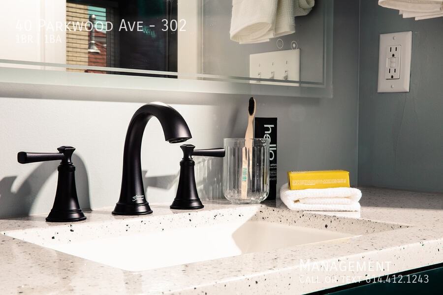 40 Parkwood Ave #302 - Photo 4 of 17