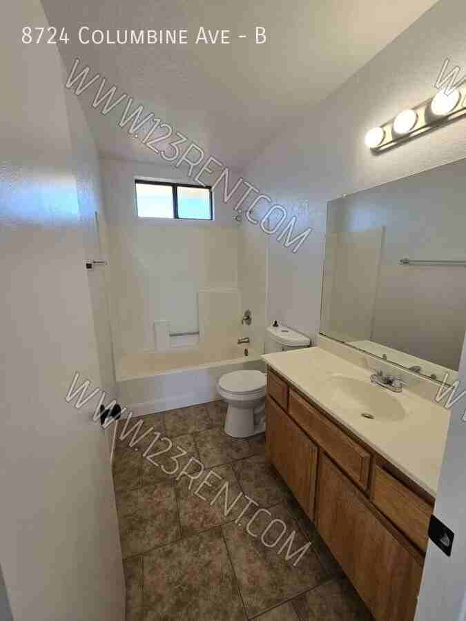 8724 Columbine Ave #B - Photo 4 of 19