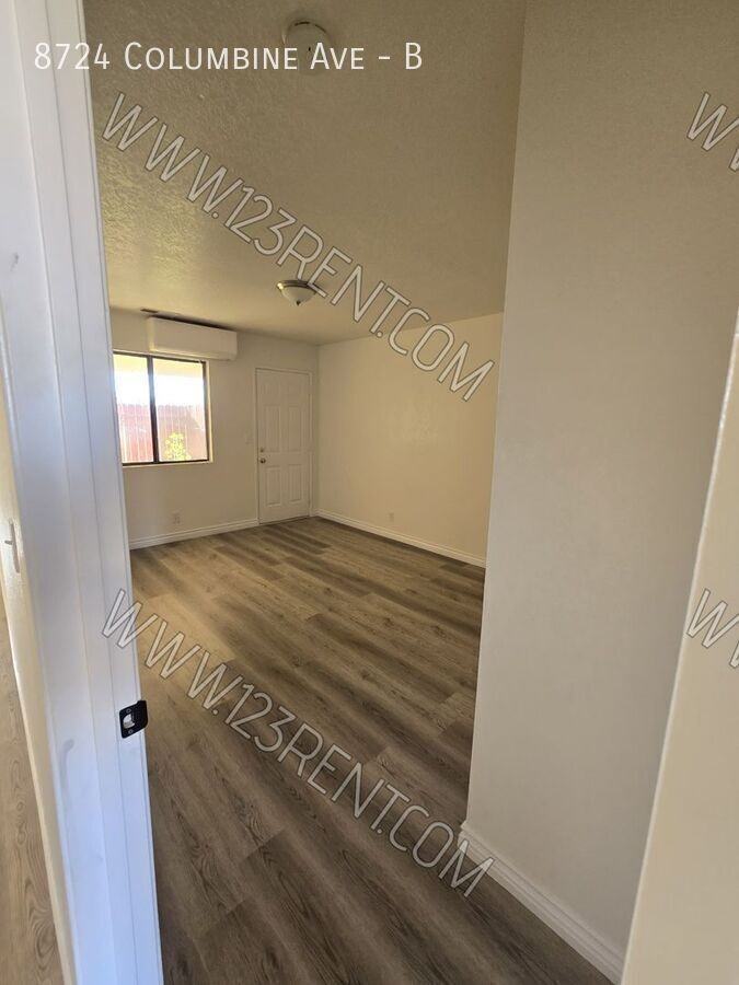 8724 Columbine Ave #B - Photo 5 of 19