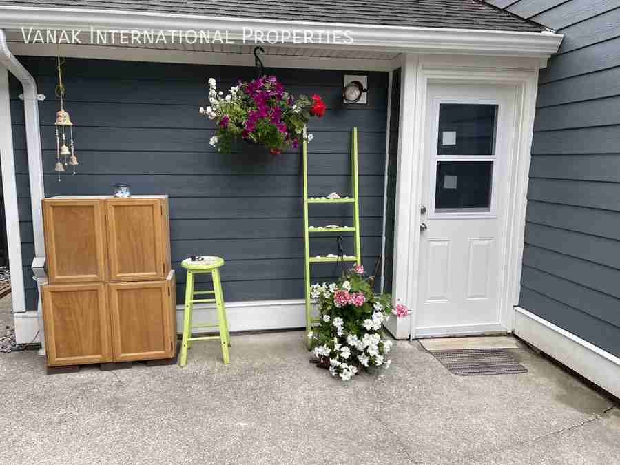 1063 Lombardy Dr - Photo 2 of 11