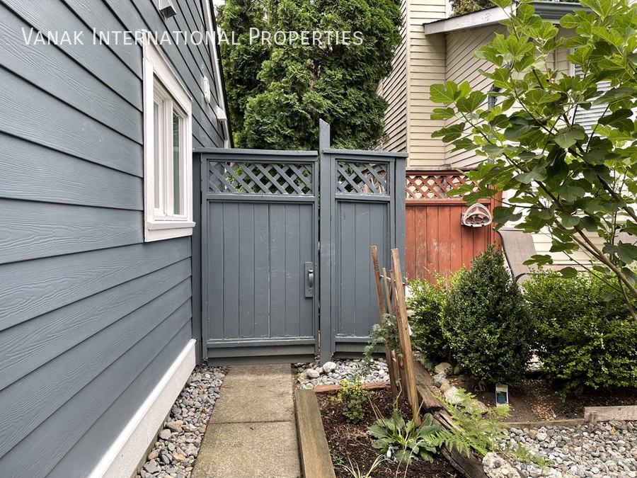 1063 Lombardy Dr - Photo 4 of 11