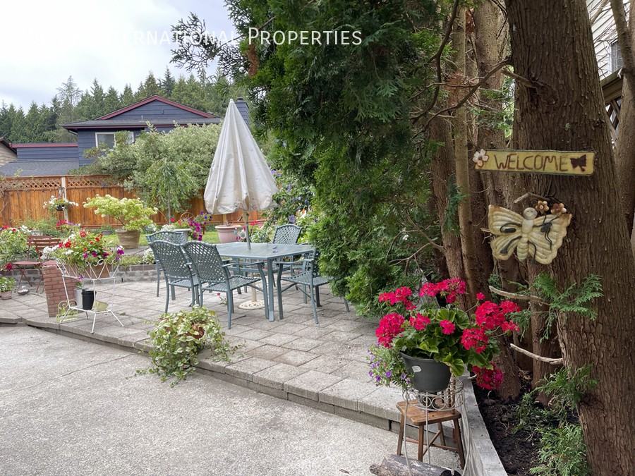 1063 Lombardy Dr - Photo 5 of 11